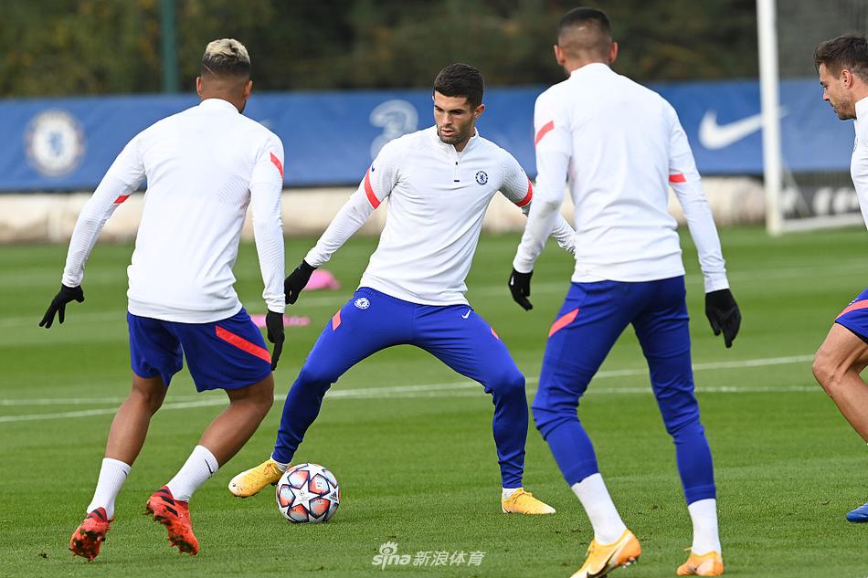 维尔纳和哈弗茨两位德国新援在抢圈游戏中笑容灿烂，丝毫看不出大赛前的紧张。他们身旁的若日尼奥正用招牌的节拍器式传球引导着节奏，空气中弥漫着一种既轻松又专注的奇妙氛围，仿佛胜利已经在他们脚下。