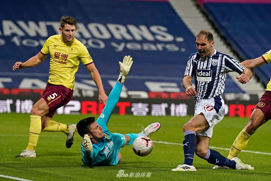 伯恩利防守球员飞身铲球，西布朗维奇球员奋力护球，对抗激烈火花四溅