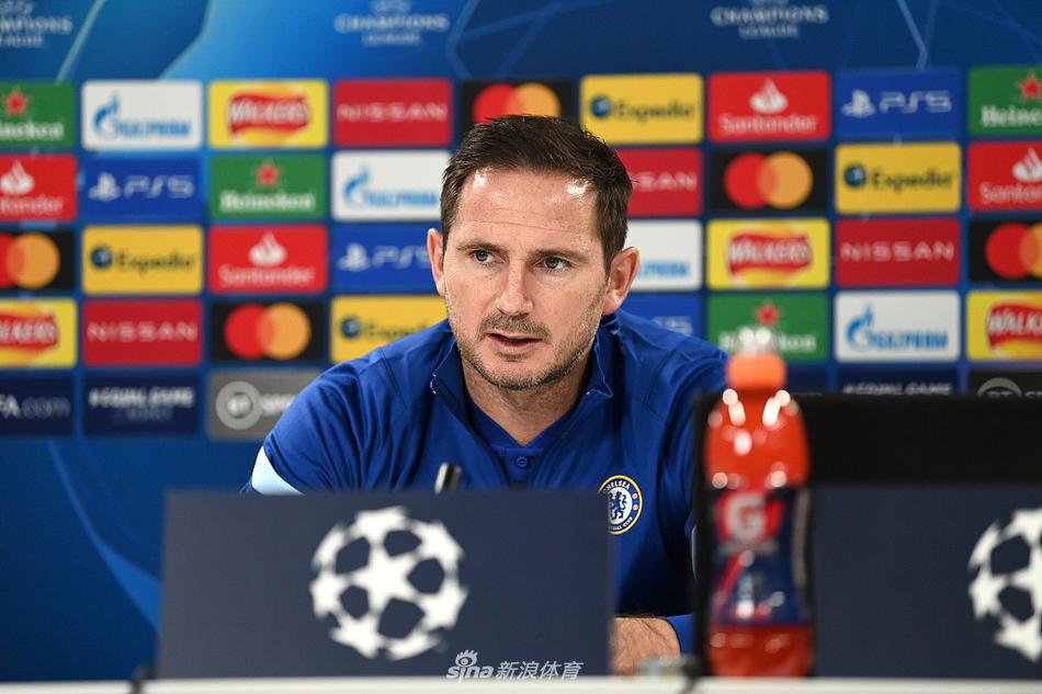 科瓦契奇在队友的贴身逼抢下依然闲庭信步，他用一个灵巧的拉球过人戏耍了防守球员，引得场边一阵善意的哄笑。这种在高压下的从容不迫，正是切尔西中场最需要的宝贵特质。