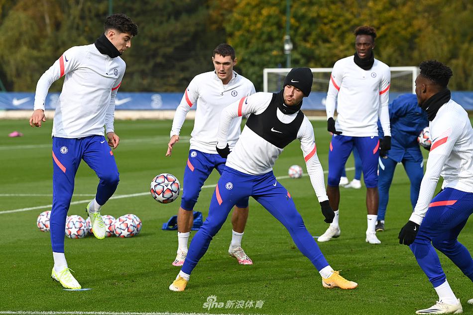 亚伯拉罕在一次射门练习中打出凌空抽射，皮像炮弹一样钻入网窝。他身后，另一位射手吉鲁正耐心等待属于自己的机会，蓝军锋线上的良性竞争与深厚储备，在这片训练场上无声地演绎着。