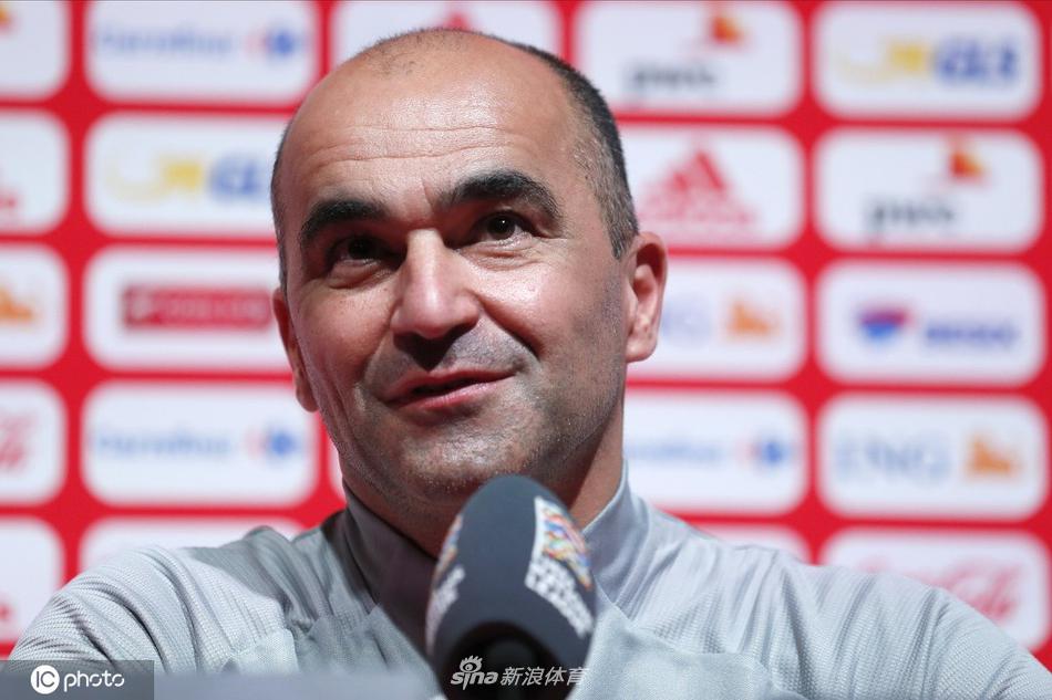 蒂比兹的寒风中，比利时将帅的身影在镜头里凝结成一幅坚毅的剪影，他们围拢在一起，将赛前的压力和寒意隔绝在外，只待明日放手一搏。