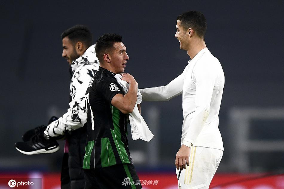 仅仅十五分钟后，真正的王者就给出了答案。C罗在禁区外稍作调整，轰出一记无解的世界波，皮球如出膛炮弹直挂死角。进球后的他没有做出招牌庆祝，而是紧握双拳，发出一声怒吼，用实际行动告诉后辈：这才是 decisive 的力量。