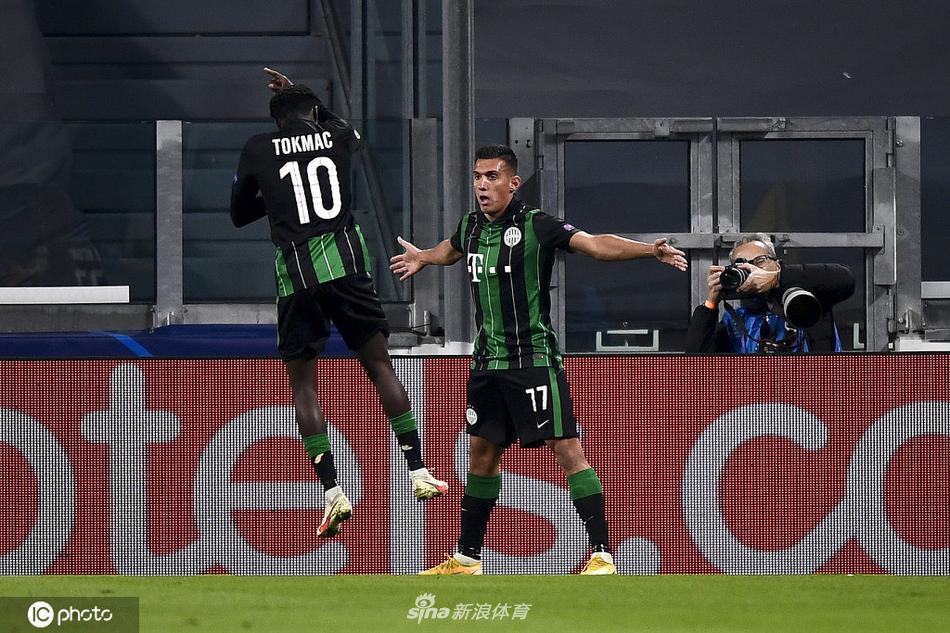 终场哨响后，球场上演了最温情的一幕。乌苏尼小心翼翼地靠近C罗，两人简短交谈。C罗微笑着脱下自己那件满是汗水的7号球衣，亲手为这位“迷弟”披上。乌苏尼紧紧握着球衣，眼神里满是梦想成真的光芒。