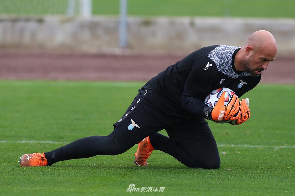 主教练小因扎吉双手插兜，目光如炬地注视着小范围对抗赛的进程