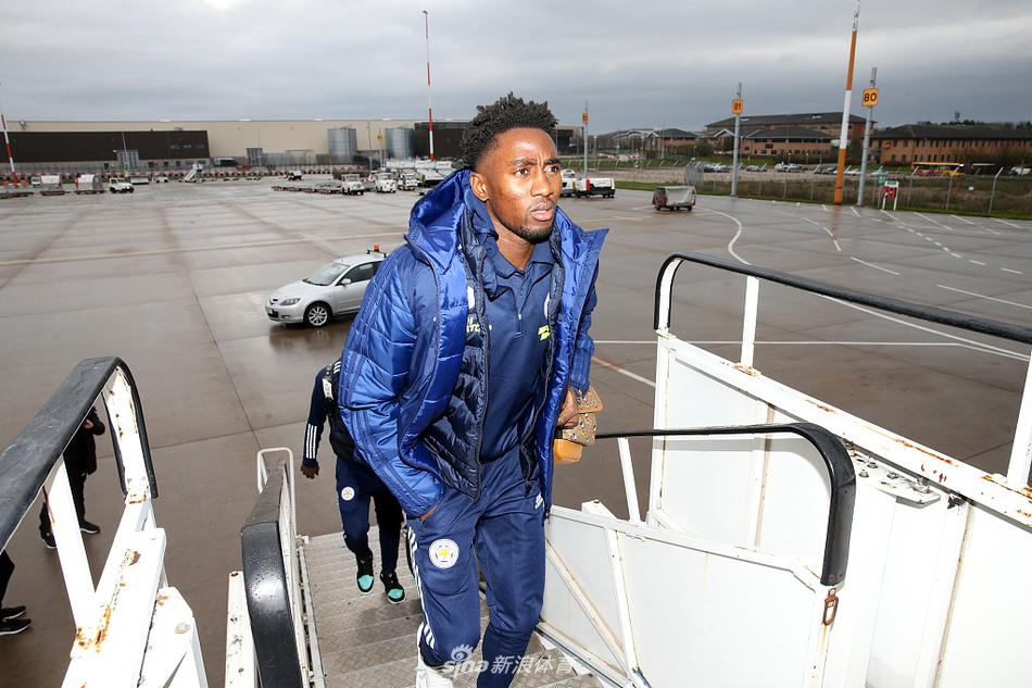 云代尔与队友谈笑风生，土耳其人的笑容温暖如阳，或许他正在憧憬着在这片陌生的土地上绽放属于自己的光芒。