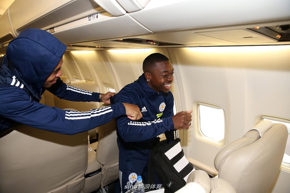 小舒梅切尔倚窗凝望，北欧人的侧颜在机舱灯光下显得格外坚毅，他正在脑海中预演着对手的每一次射门。