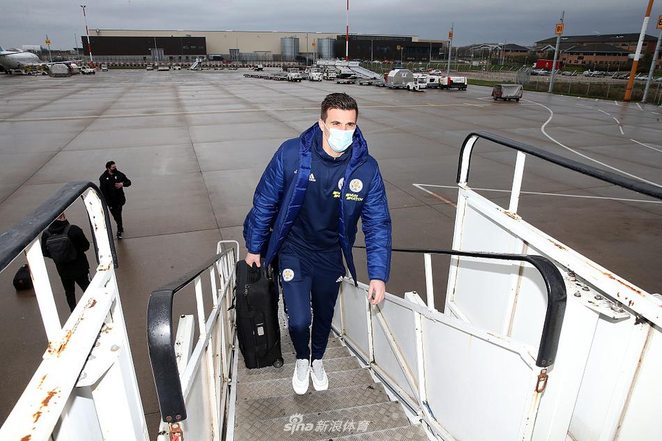 罗杰斯独自望向舷窗外沉思，教练席上的指挥官在飞行途中已经开始布局，窗外的云海如同他心中尚未解开的战术谜题。