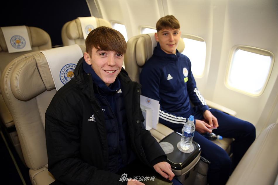 瓦尔迪在登机口前驻足回眸，那眼神仿佛穿透了英格兰的浓雾，望向了千里之外的东欧战场。