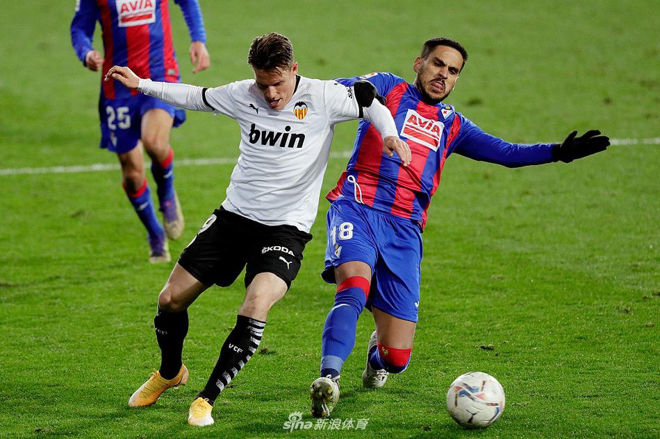 埃瓦尔球员乾贵士在边路带球突破，脚下技术娴熟，瓦伦西亚后卫试图卡住身位