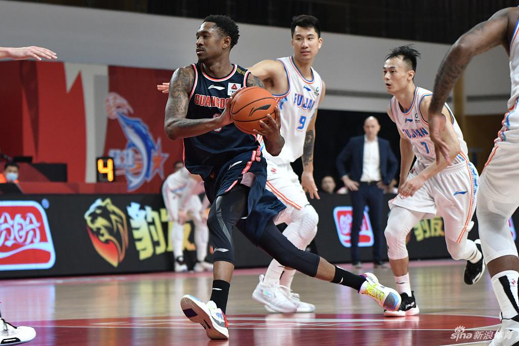 杜润旺底角张手命中三分瞬间，手指依然保持着出手后的弧度，眼神紧盯着那一道穿过篮网的美妙弧线。