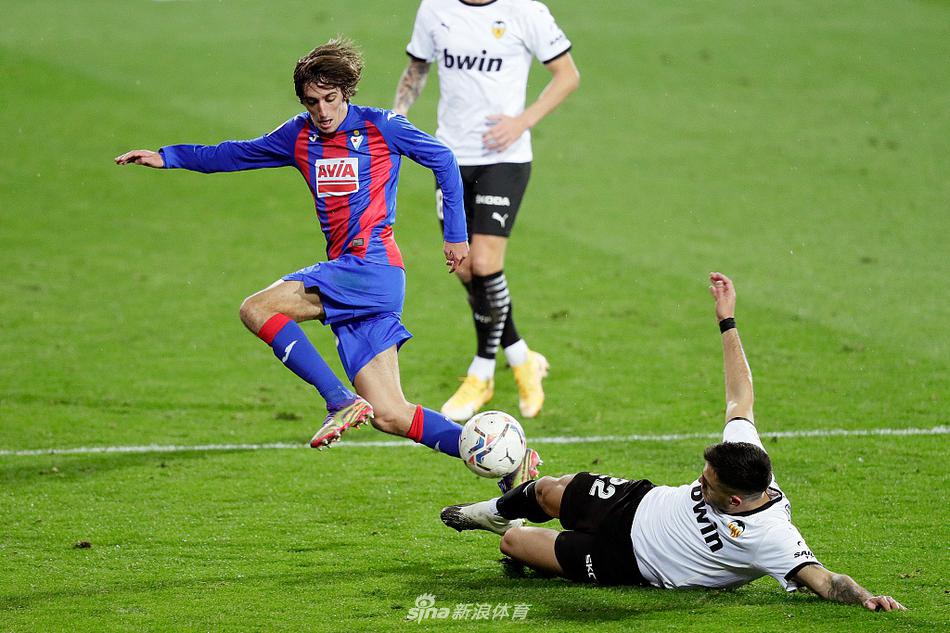瓦伦西亚中场球员索莱尔在拼抢中倒地，眼神中透露出对球权的渴望