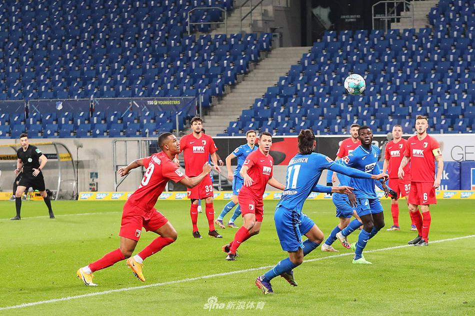 鲍曼在门线上做出极限扑救，他的身体完全舒展开来，像一只展翅的雄鹰，指尖触碰到了皮球，化解了对方一次极具威胁的攻门。