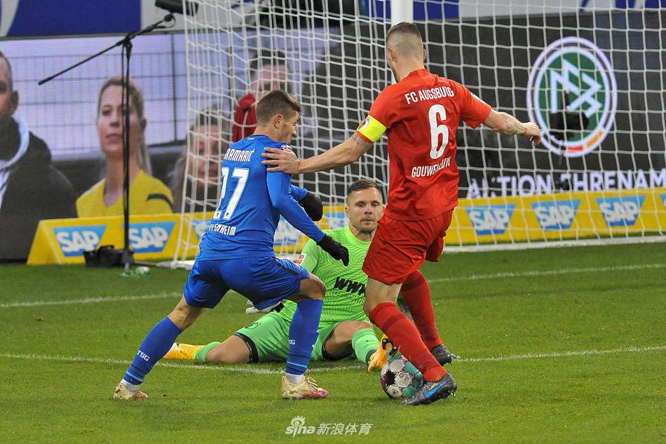 进球后的格里利奇握拳怒吼，面部的肌肉因极度兴奋而紧绷，他的身后是空旷的看台和闪烁的灯光，这个瞬间属于这位梅开二度的英雄。