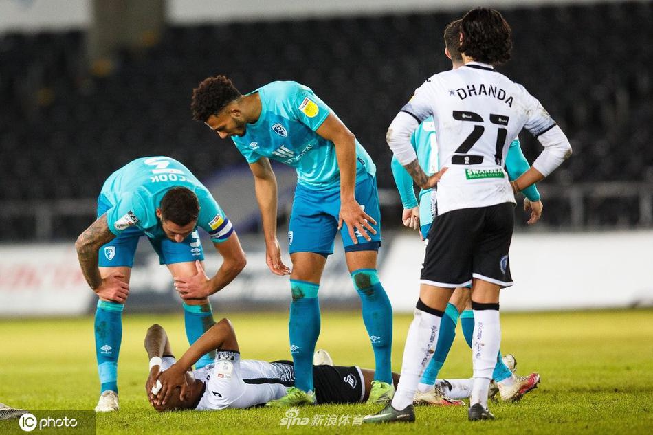 裁判果断判罚，伯恩茅斯球员索兰克因犯规领受黄牌，场上火药味渐浓