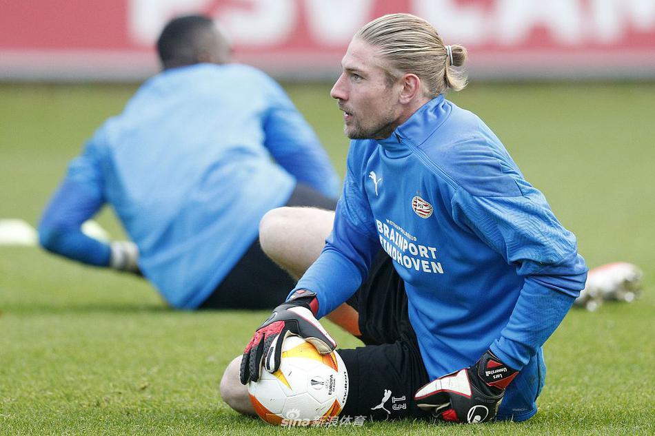 训练场上，一名埃因霍温球员全神贯注地进行高强度带球练习，他的身影在冬日的阳光下被拉长，溅起的草屑和泥土仿佛在诉说着训练的激烈，每一个动作都是为了在欧战赛场上撕开对手的防线。