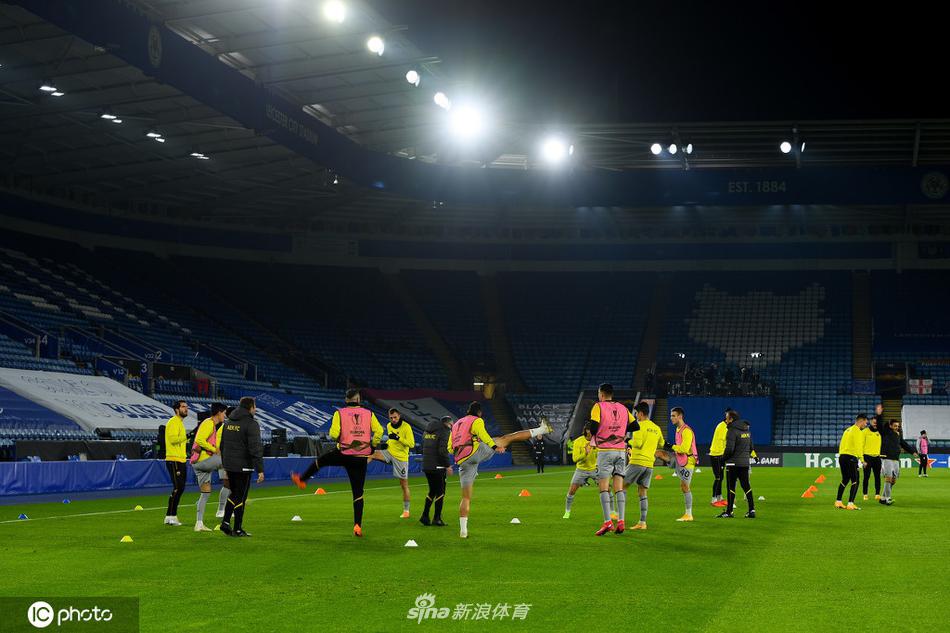 赛后莱斯特城球员们轻松地聚拢在一起，庆祝小组头名出线，蓝狐军团笑傲王权之夜。