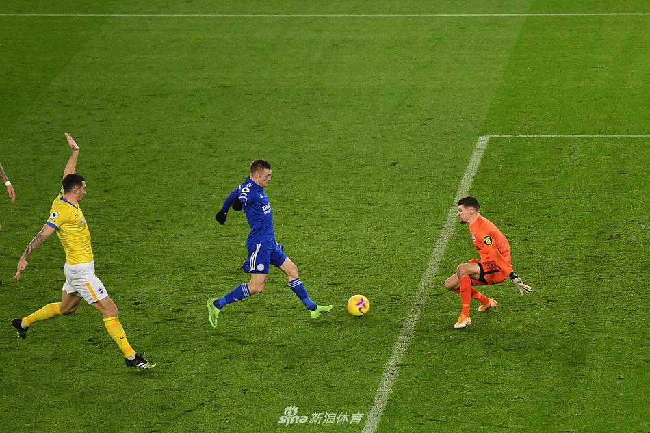 麦迪逊在禁区右侧兜出一记完美的弧线球，足球在空中划出美妙轨迹，绕过门将的指尖，直挂球门死角，这是一幅如艺术品般的进球画面。