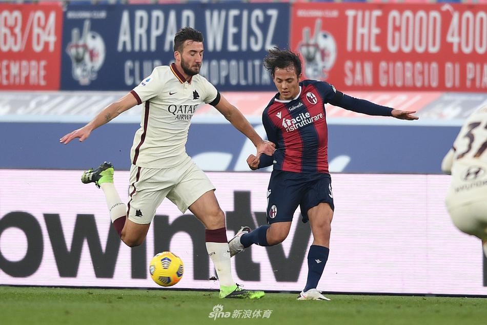 波黑人哲科在破门后紧握双拳，仰天长啸，他那标志性的庆祝动作充满力量感，身后的看台灯光璀璨，这一刻，他是罗马球迷心中的英雄，用一粒精彩的进球为球队的狂胜添上了浓墨重彩的一笔。