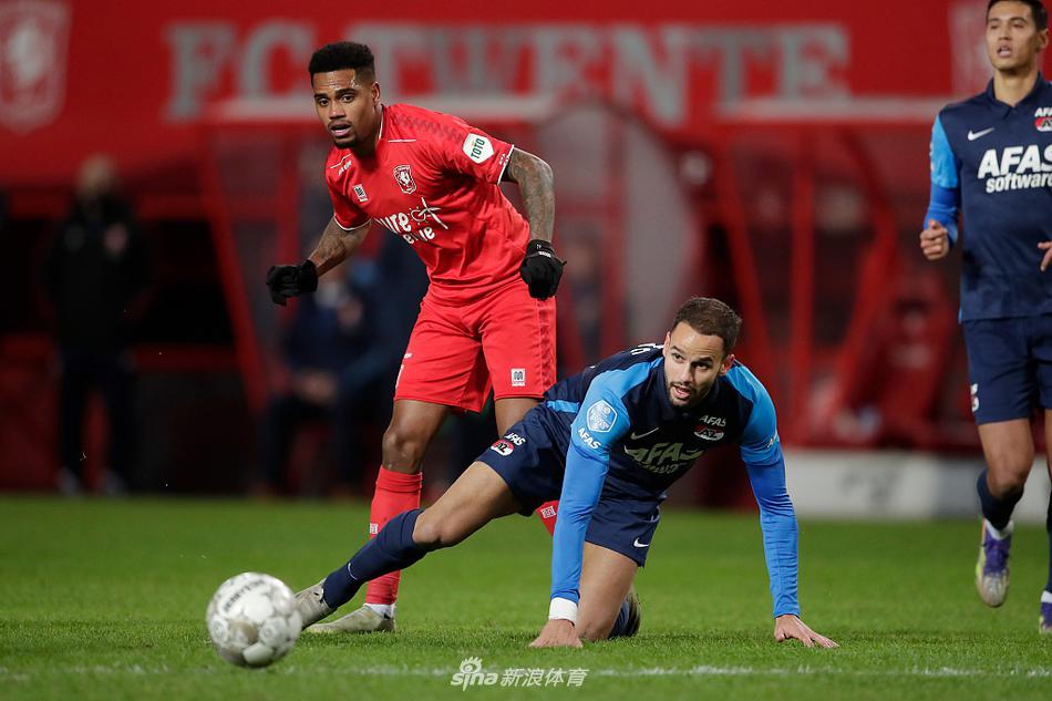 裁判坚决地向特温特球员杰登·奥斯特沃尔德出示红牌，被罚下的球员低头黯然离场，队友们或抱头惋惜，或上前安慰，场面令人动容。