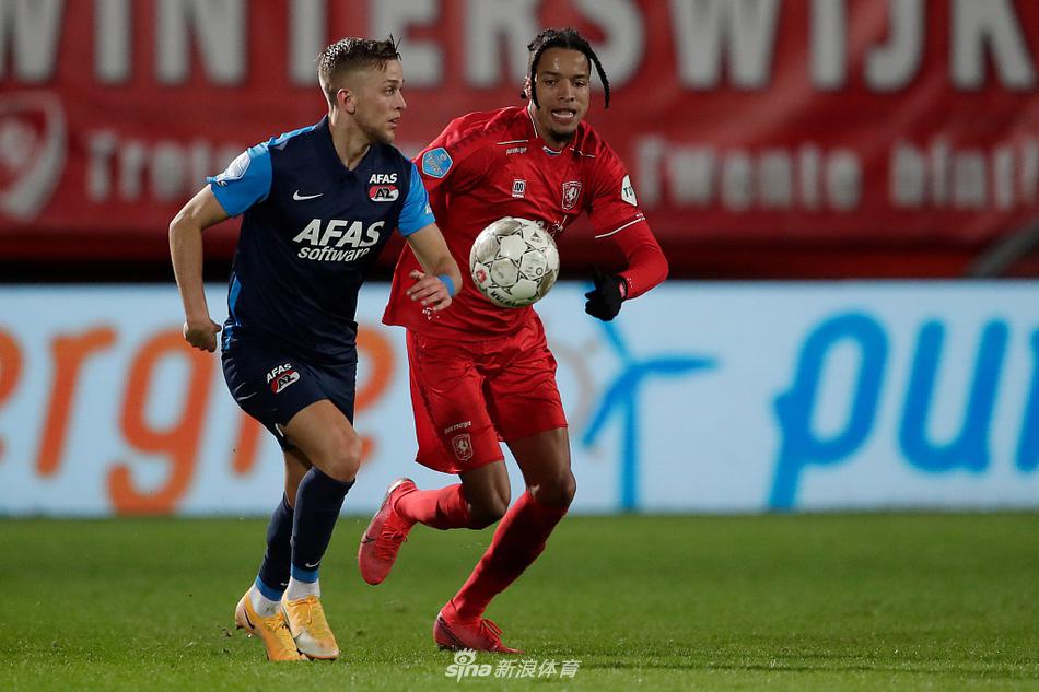 队长库普迈纳斯打入锁定胜局的第二球后，阿尔克马尔全体球员兴奋地围在一起，他们脸上洋溢着胜利的喜悦，与看台上欢呼的客队球迷遥相呼应。