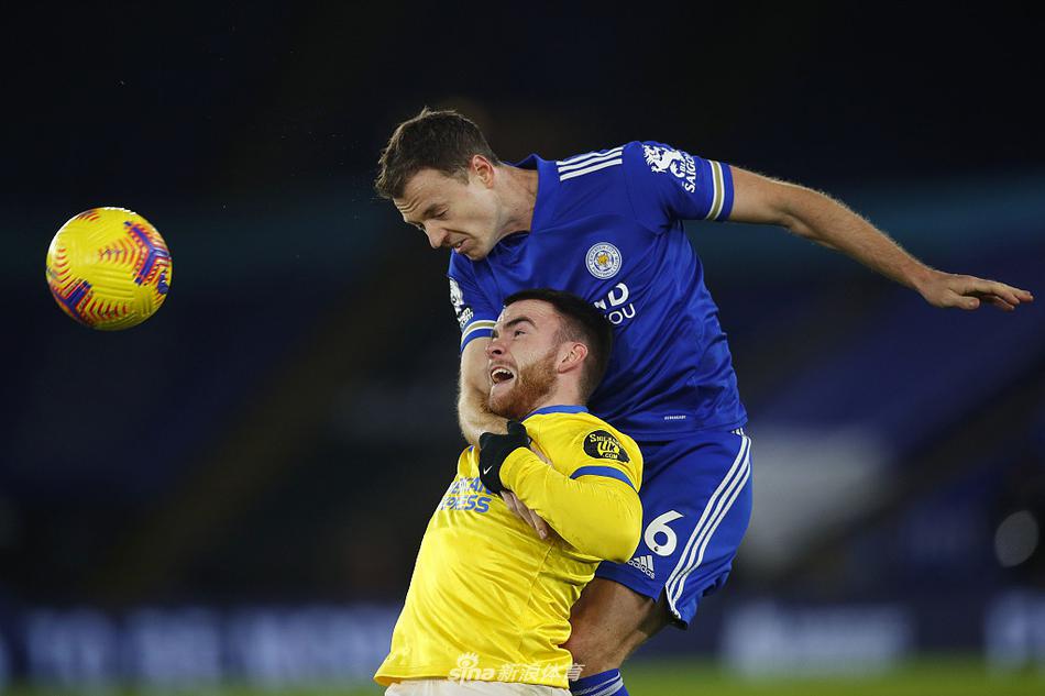 打入那粒不可思议的进球后，麦迪逊被队友们团团围住，大家脸上洋溢着难以置信的笑容，共同庆祝这个足以入选赛季十佳球的精彩瞬间。