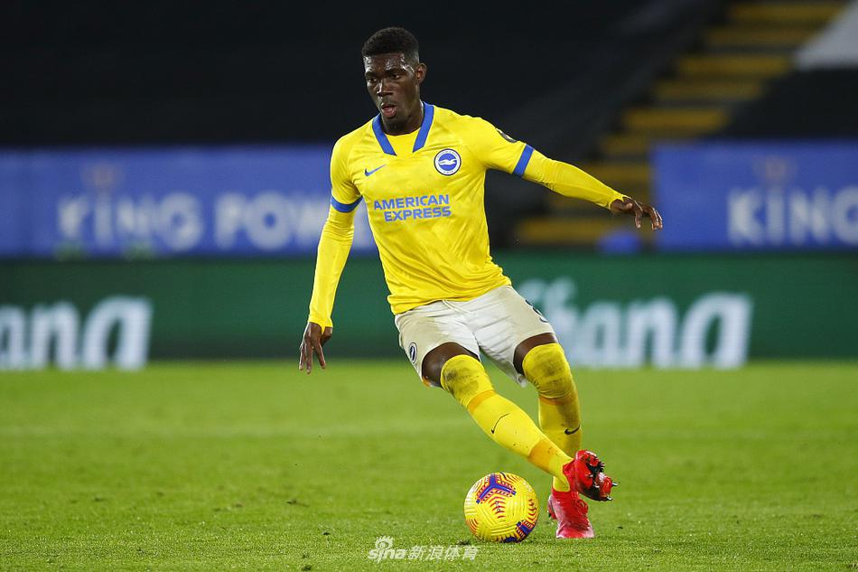 瓦尔迪在对方后卫的贴身紧逼下依然奋力向前，他的眼神死死盯着来球方向，即使身体失去平衡也要为球队争取这次进攻机会。