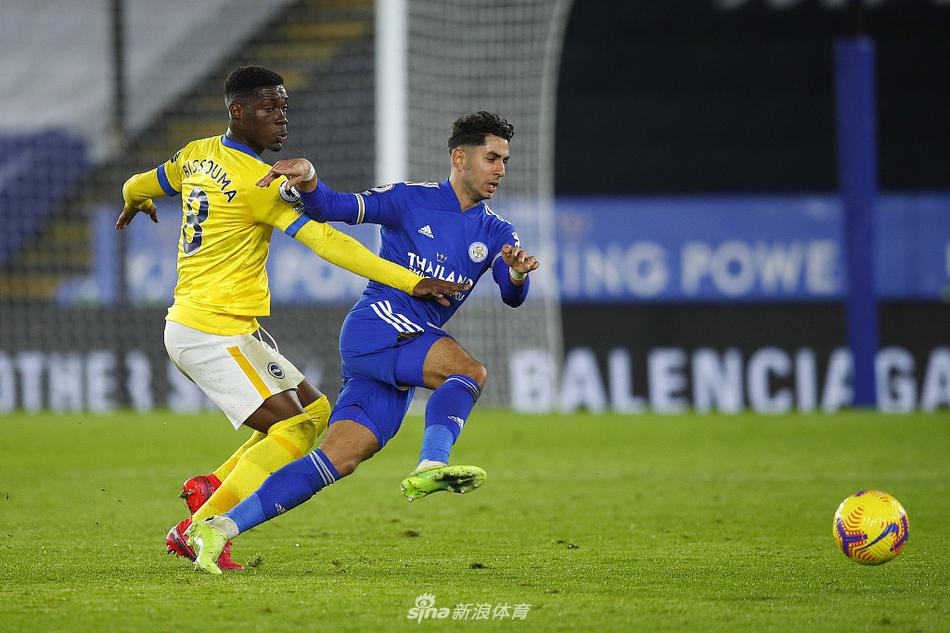 进球后的瓦尔迪张开双臂，向着看台尽情咆哮，脸上的青筋暴起，淋漓尽致地宣泄着内心的激情与对胜利的渴望。