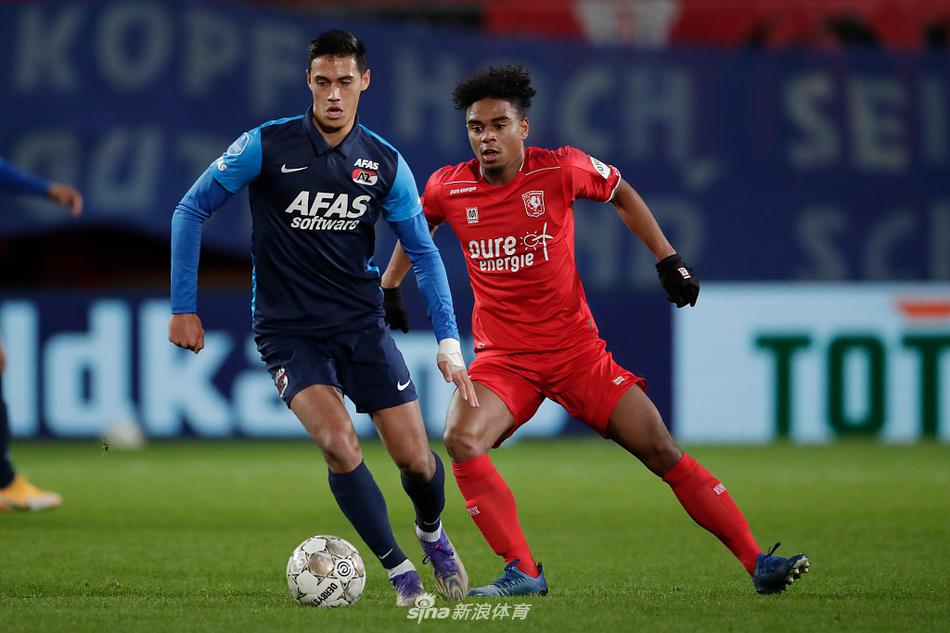 阿尔克马尔球员破门瞬间，他们张开双臂奔跑庆祝，身后是神情落寞的特温特防守球员，整个球场仿佛被他们的喜悦点燃。