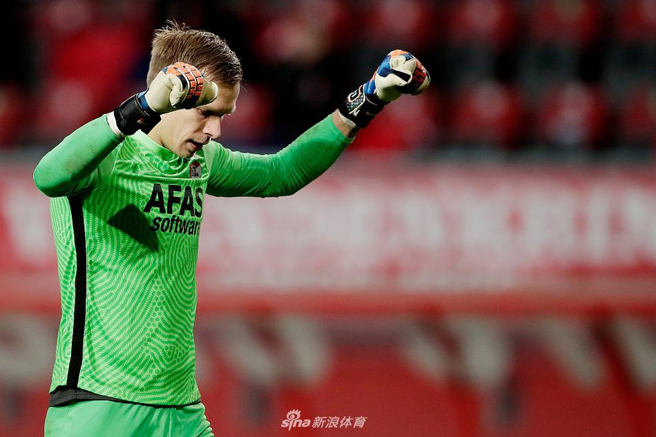 比赛结束后，阿尔克马尔球员集体向远道而来的客队球迷致谢，球迷们挥舞着围巾，用欢呼声庆祝这场关键的客场胜利，场面温馨而热烈。