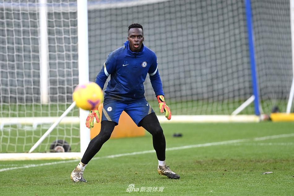 在科巴姆基地，切尔西球员正在进行拉伸恢复训练，确保身体处于最佳战斗状态