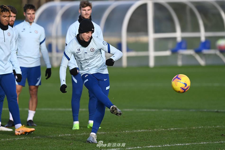 切尔西门将们在科巴姆的低温中进行热身训练，目光专注，准备迎接挑战