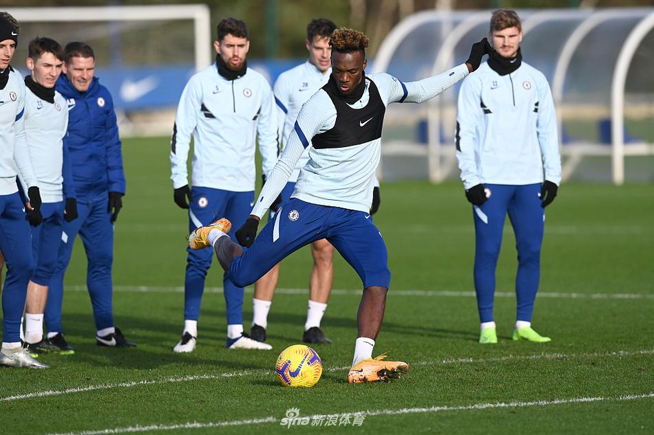 尽管冬日的科巴姆雾气缭绕，但切尔西球员们的训练热情丝毫不减，全速冲刺跑动
