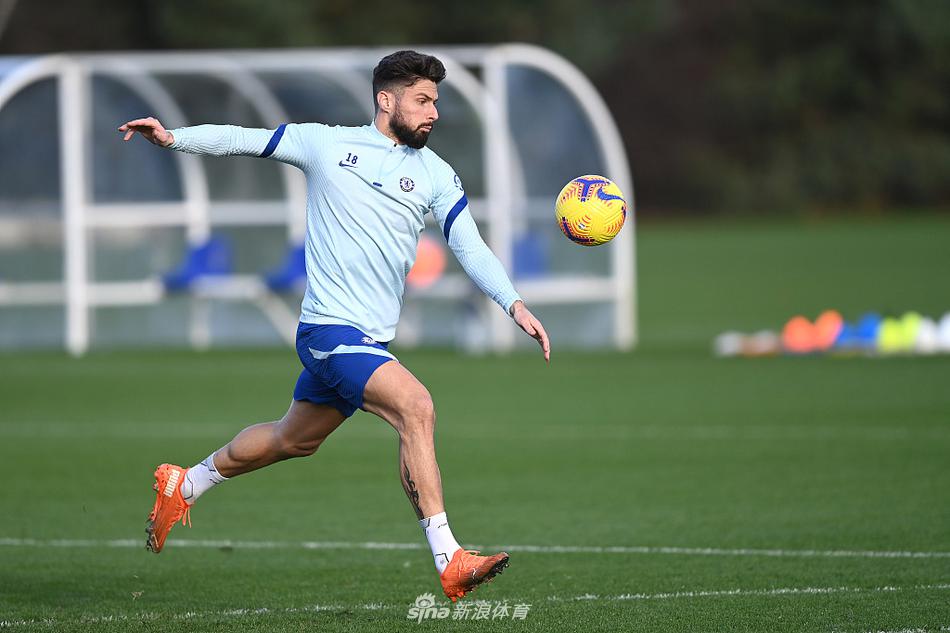 训练场上，切尔西球员们围成一圈，在迷雾中认真聆听助理教练的战术部署