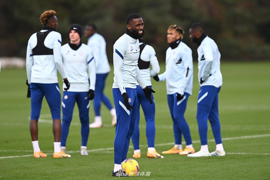 训练结束，切尔西球员们带着满意的笑容，列队离开训练场，备战工作圆满完成