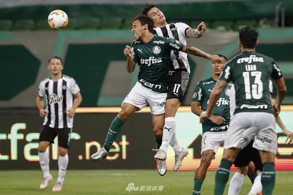 比赛结束后，帕尔梅拉斯全体球员在场边紧紧相拥围成一个圈，庆祝这场关键的胜利，灯光洒在绿色的球衣上，象征着团结与希望，宣告他们剑指冠军的决心。