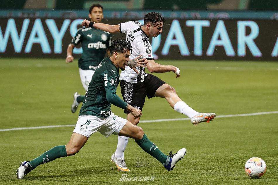 自由队门将面对帕尔梅拉斯的狂轰滥炸，奋力侧扑单掌将球托出横梁，尽管比分落后且少打一人，他依然在下半场高接低挡，试图守护球队最后的尊严。