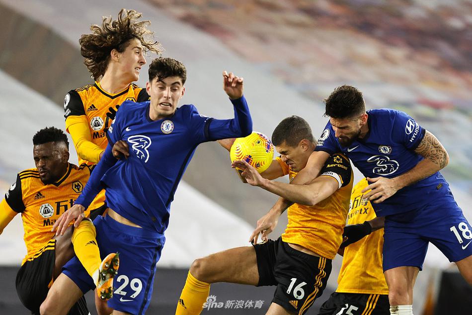 葡萄牙边锋佩德罗·内托在进球后张开双臂疯狂奔跑，脸上洋溢着难以置信的狂喜，身后的看台上是沸腾的狼队球迷，他们正在为这场不可思议的胜利陷入癫狂。