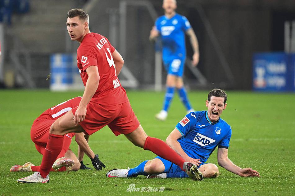 霍芬海姆球员克拉马里奇在拼抢中倒地，眼神中充满对球权的渴望和对比赛的专注。