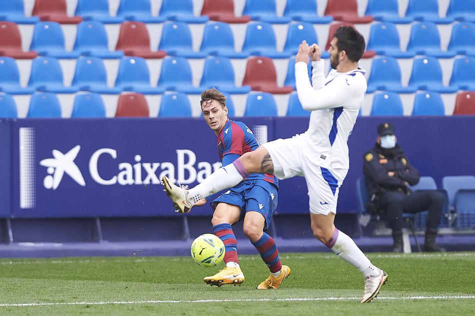 日本球星乾贵士在进球后激动地挥拳怒吼，身边的队友纷纷冲向他想一同庆祝，他的一脚劲射为客场作战的埃瓦尔带来了领先的希望。