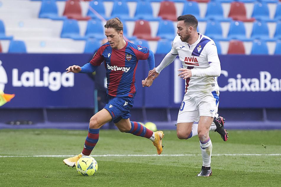 瓦伦西亚市政体育场的草坪在灯光下显得格外翠绿，莱万特与埃瓦尔的球员们正在中圈附近激烈拼抢，一场保级关键战就此拉开序幕。