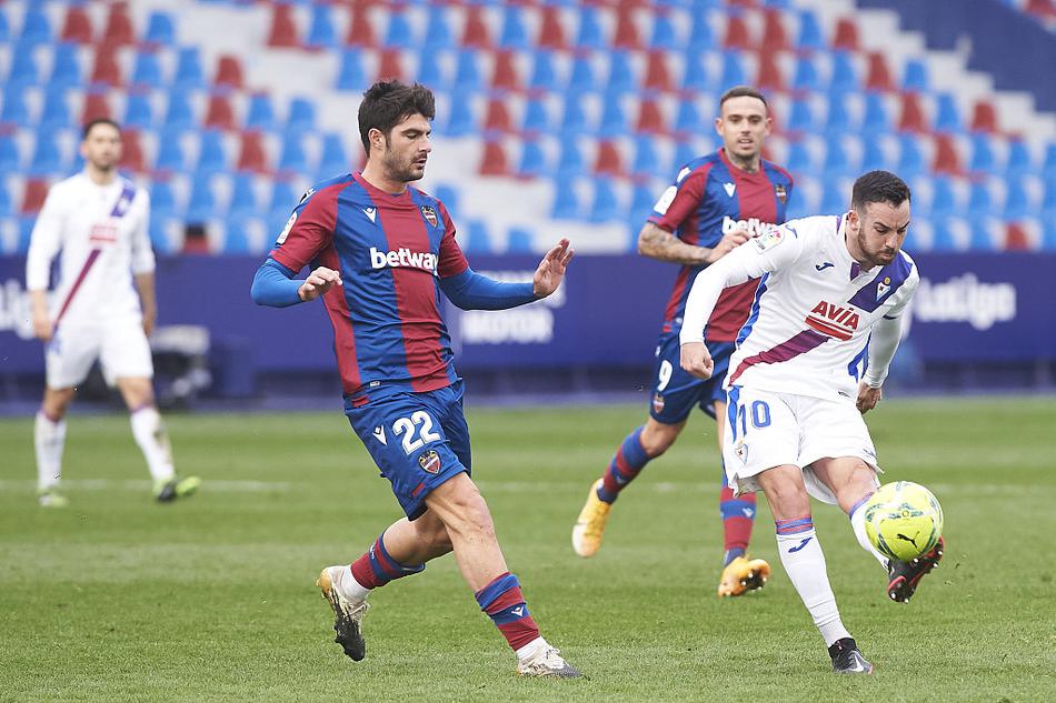 看台上的莱万特球迷们挥舞着围巾和旗帜，脸上洋溢着胜利的喜悦，他们的呐喊声仿佛还在球场上空回荡，是球队逆转取胜的最佳第十二人。