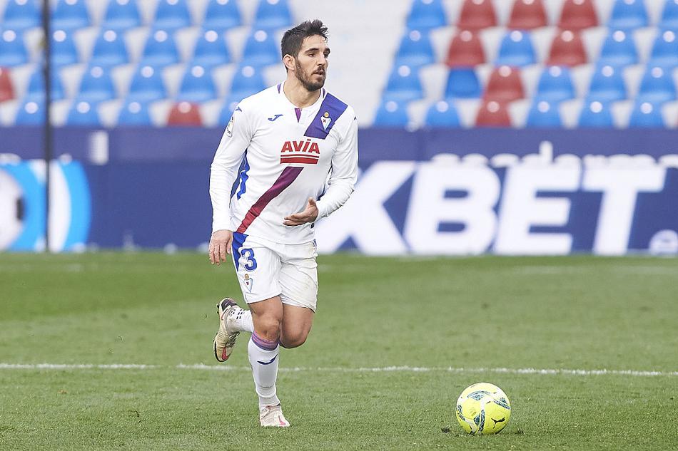 比赛结束后，莱万特的球员们紧紧相拥在一起庆祝这场来之不易的逆转胜利，他们的笑容与现场球迷的欢呼声交织成一幅动人的画面。