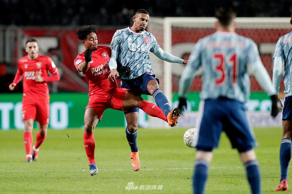 新援阿莱以一记势大力沉的头球叩开胜利之门，进球后的他怒吼宣泄，宣告自己在阿贾克斯的传奇生涯正式启航。