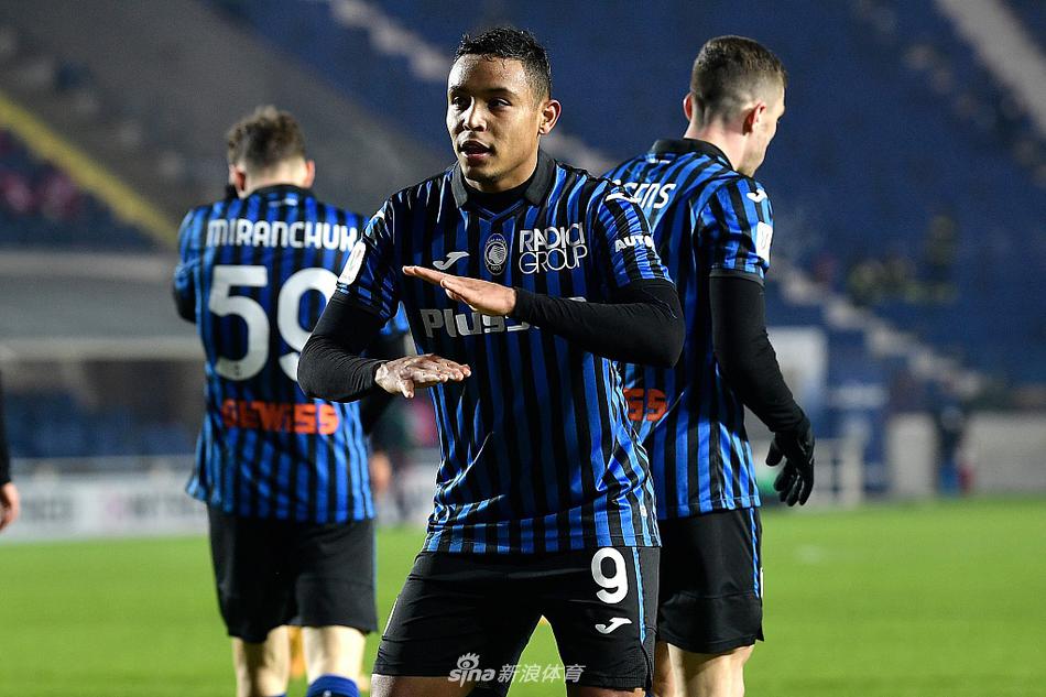 舒塔洛门前混战中抢点破门，振臂高呼庆祝进球