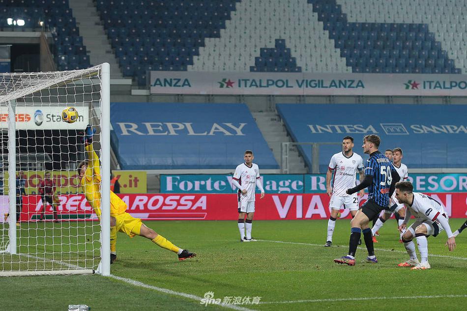 穆里尔禁区内小角度爆射，皮球直挂死角