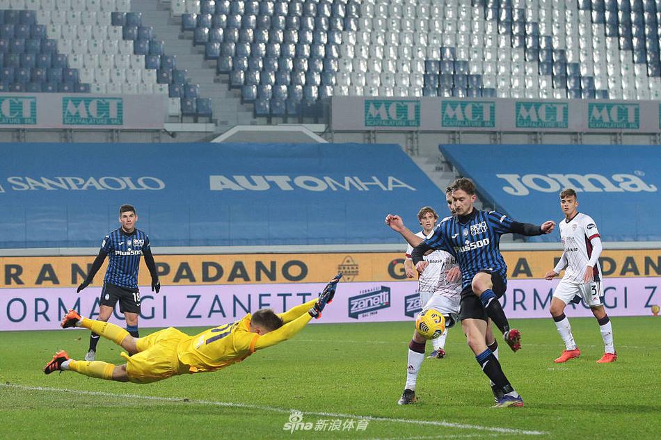 戈森斯边路突破传中，送出一记落点极佳的弧线球