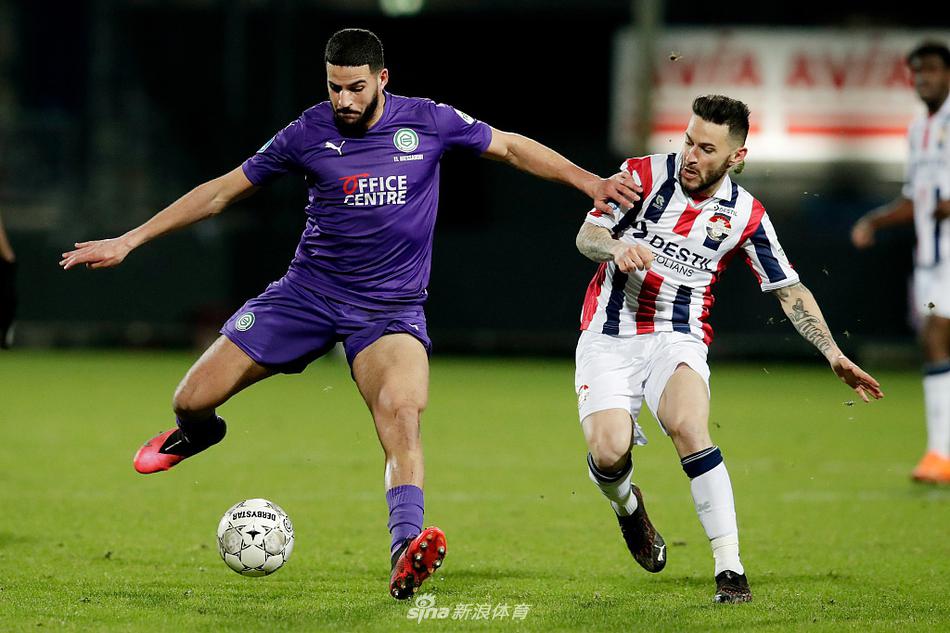 格罗宁根队员们在赛后紧紧相拥，庆祝这场来之不易的逆转胜利，他们的笑容与看台上客队球迷区沸腾的橙色海洋交相辉映。