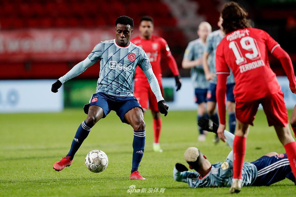 刺骨的寒风中，阿贾克斯球员们用最热烈的方式庆祝着这场绝杀胜利，他们的热情足以融化整个荷兰的冰雪。