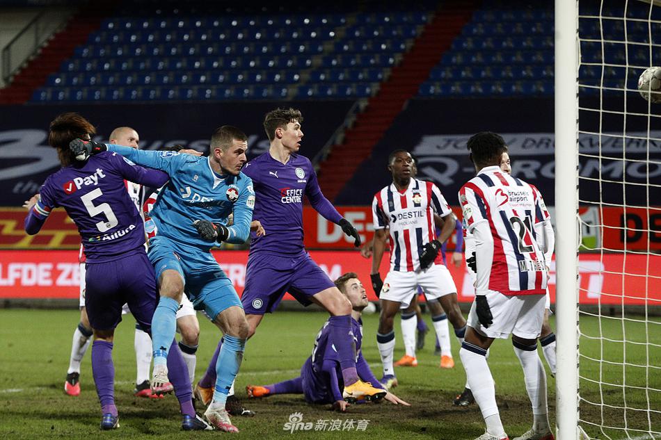 格罗宁根球员在扳回一球后争分夺秒地从网窝里抱起皮球跑向中圈，脸上写满决绝与焦急，他们拒绝接受失败，誓要与时间赛跑。