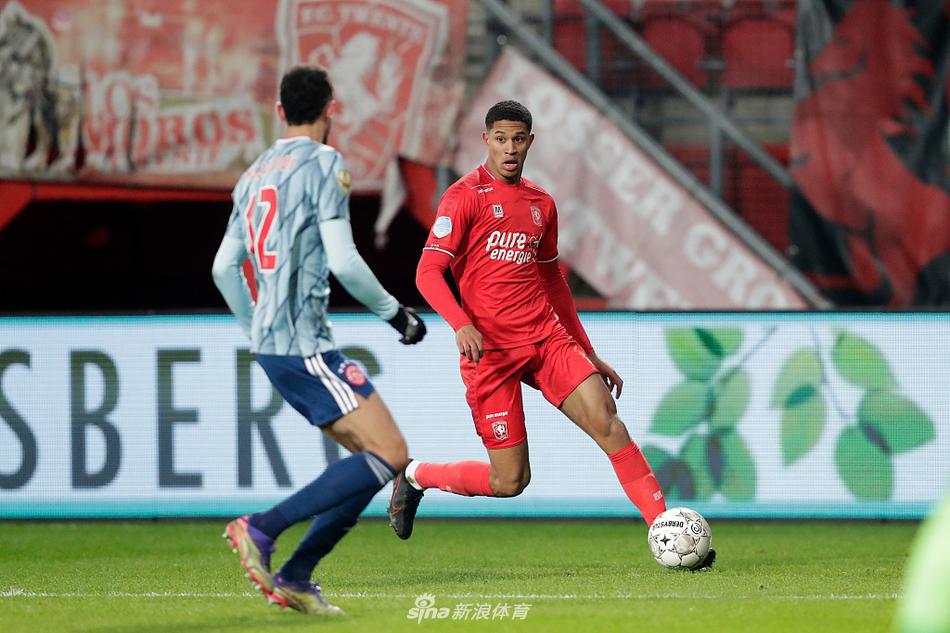 寒夜中的红色烈焰，阿贾克斯众将簇拥在一起，客队看台上是沸腾的橙色海洋，他们共同庆祝这来自不易的客场胜利，激情与寒意在此刻碰撞。